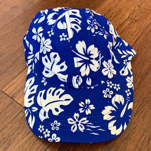Adjustable royal blue and white Hawaiian print baseball caps!